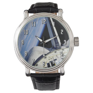 Montre Terre et Lune depuis la navette spatiale Discovery