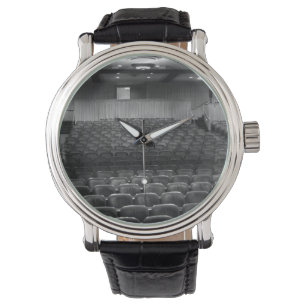 Montre Théâtre posant la photo blanche noire