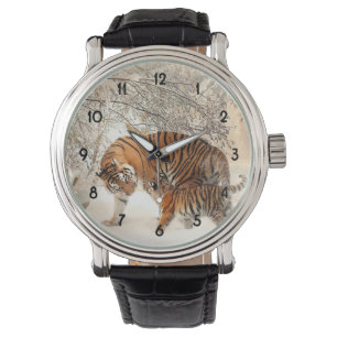 Montre Tigre avec petit dans la neige