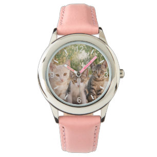 Montre Trois jeunes chatons chatons chatons s'assoient en