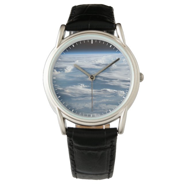 Montre Un ciel nuageux au-dessus du Soudan (devant)
