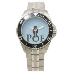 Montre Un corbeau est assis sur le POE.