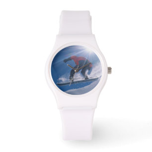 Montre Un homme saute d'une grande province sur un snowbo