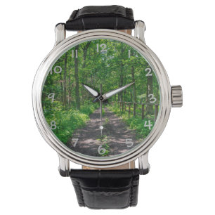 Montre Un sentier dans la forêt verte