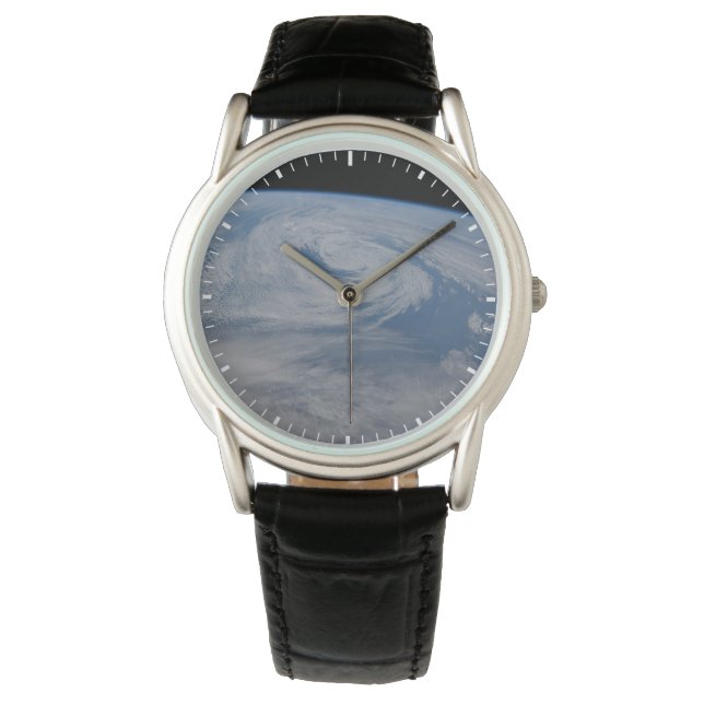 Montre Un Système De Faible Pression Mi-Atlantique. (devant)