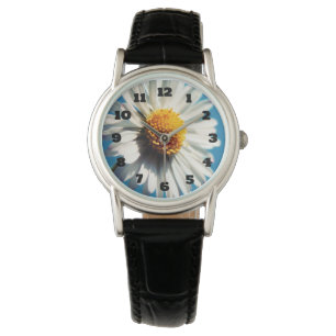 Montre Une pâtisserie blanche sous un ciel bleu