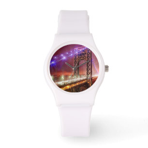Montre Une vue venteuse et pluvieuse de soirée de fort