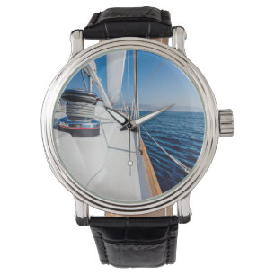 Montre voilier surfant sur la mer