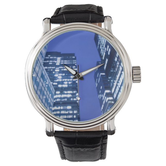 Montre Vue ascendante défectueuse des fenêtres des immeub (devant)