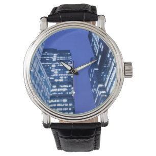 Montre Vue ascendante Defocused des fenêtres d'immeuble