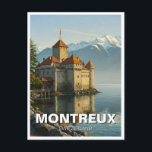 Montreux Schweiz Schloss Chillon Postkarte<br><div class="desc">Montreux, eingebettet am Ufer des Genfer Sees, ist ein malerischer Ort, der für seine atemberaubende Naturschönheit, seine kulturelle Dynamik und seinen historischen Charme bekannt ist. Umgeben von den majestätischen Alpen und sanften Weinbergen bietet Montreux eine atemberaubende Aussicht und ein ruhiges Ambiente, das Besucher aus der ganzen Welt anzieht. Die Stadt...</div>