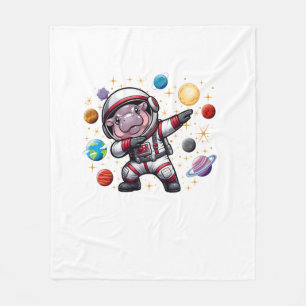 Moo Deng Astronauten Dabbing in der Kosmischen Gal Fleecedecke