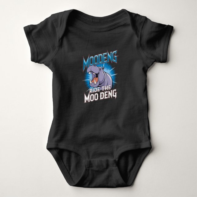 MOO DENG Hippo fährt das MOO DENG Baby Strampler (Vorderseite)