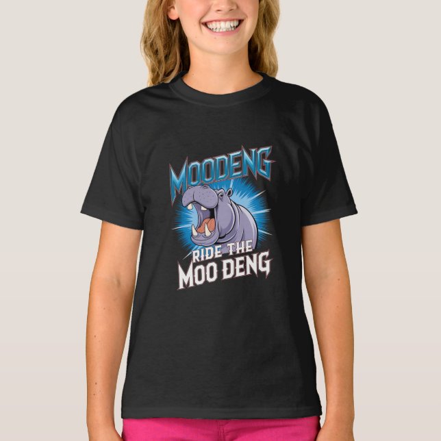 MOO DENG Hippo fährt das MOO DENG T-Shirt (Vorderseite)