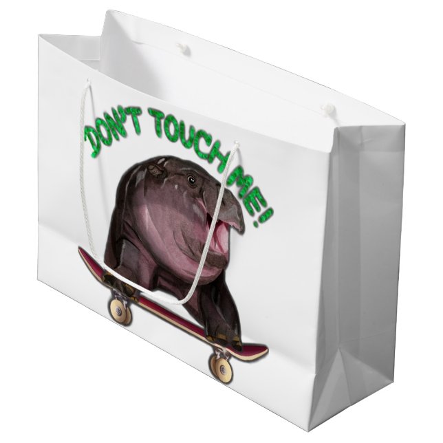 Moo Deng Hippo Große Geschenktüte (Vorderseite Schrägansicht)