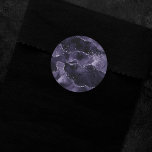 Moody Agate | Midnight Indigo Deep Lila Glam Runder Aufkleber<br><div class="desc">In den 90er Jahren inspirierte grunge dunkel, raffinierte Aquarellstein aus Marmor in einem tiefmodisch anmutenden Juwelenton mit Imitaten metallische Folie und Glitzer-Venen in einem reichen, dramatischen, mit abstrakten flüssigen Wirbel und Glitzer-Venen. Aus der Kollektion "Till Death Do Us Part" fügt dieser wunderschöne weibliche handbemalte Farbverlauf den perfekten Pop der Farbe...</div>