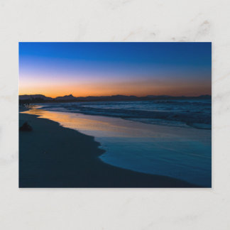 Moody atmosphärische Jahreszeit Byron Bay Strand b Postkarte