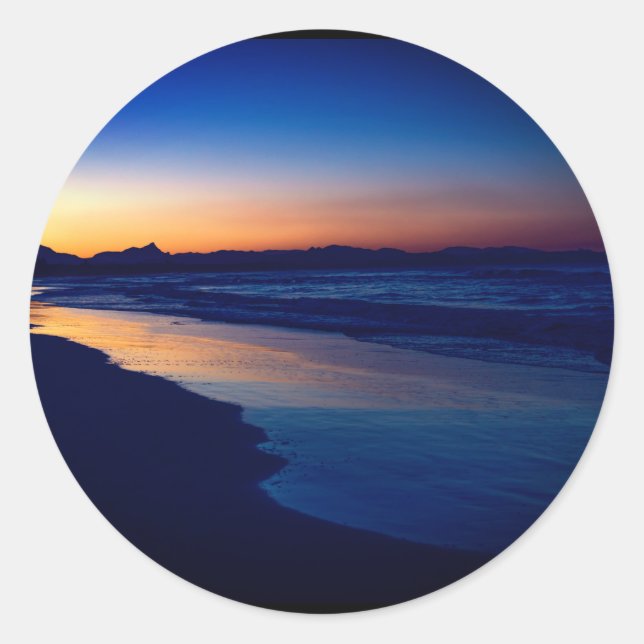 Moody atmosphärische Jahreszeit Byron Bay Strand b Runder Aufkleber (Vorderseite)