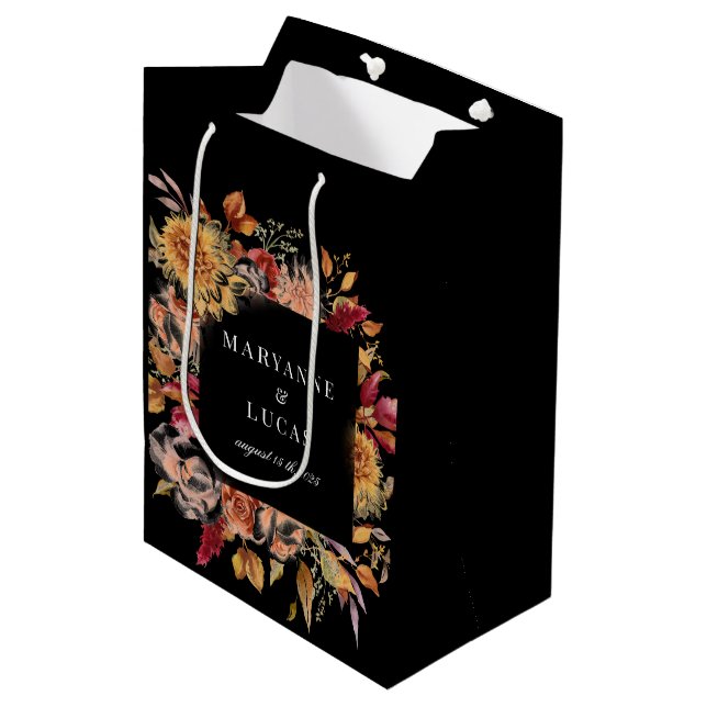 Moody Autumn Floral Monogram Mittlere Geschenktüte (Vorderseite Schrägansicht)