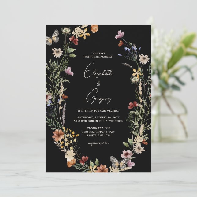Moody Black Boho Wildblume Wedding Einladung (Stehend Vorderseite)