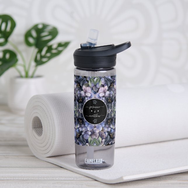 Moody Black Floral Classic Couple Names Wedding Trinkflasche (Yoga (gedreht))