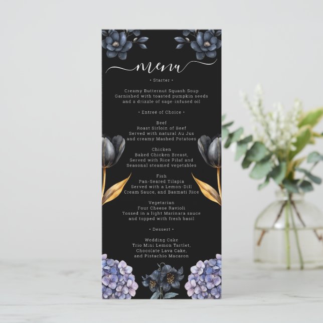 Moody Black Floral Classic Whimsical Chic Wedding Menükarte (Stehend Vorderseite)