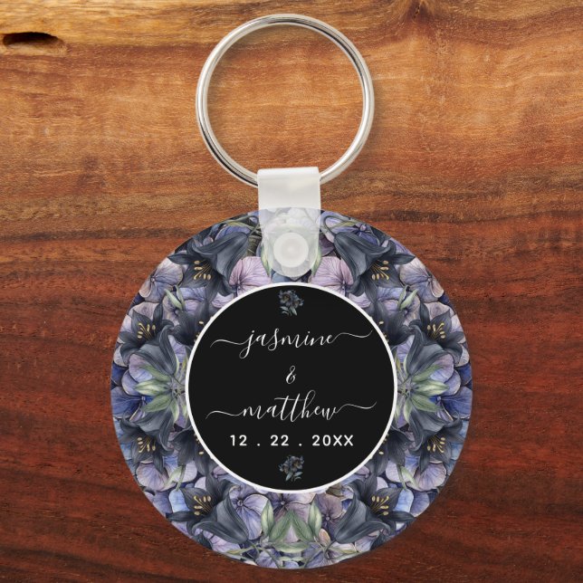 Moody Black Floral Klassische Namen Hochzeit Schlüsselanhänger (Vorderseite)