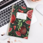 Moody Botanical Pomegranate Muster Monogramm 2024 Planer<br><div class="desc">Personalisieren Sie diesen Planer mit Ihrem Namen in dunkelgrün kursiv gerahmt durch ein weißes Rechteck,  auf einem moodisch botanischen Muster roter Granatfrüchte und grünes Blattwerk auf einem dunkelgrünen Hintergrund.</div>