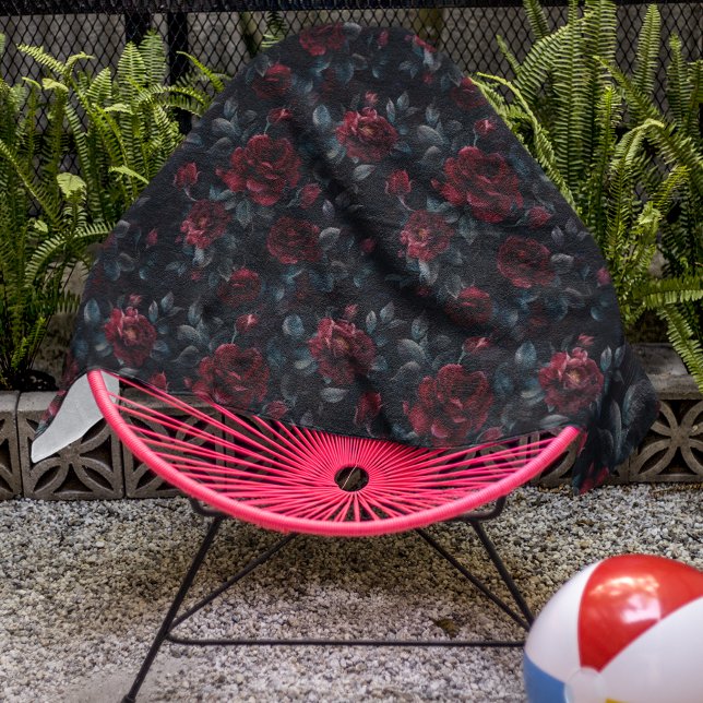 Moody Burgundy Rose Strandtuch (Von Creator hochgeladen)