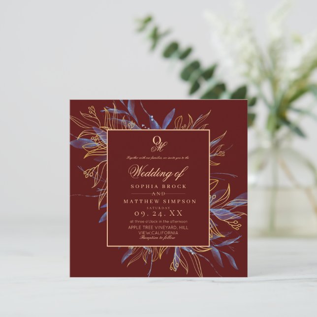 Moody Dark Burgundy Floral Wedding Einladung (Stehend Vorderseite)