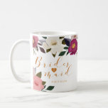 Moody Floral Watercolor Bridesmaid Monogram Kaffeetasse<br><div class="desc">Unsere elegante und launische Tasse in Aquarellfarben ist ein Geschenk für Ihre Brautjungfrau. Das Design zeigt unsere handgezeichnet Aquarellfloralen in einer schönen rustikalen und moody Farbpalette. Blütenpinken, majestätisch mit Akzenten von Olivengrün, tiefgrüne Purpur und lebhafte smaragdgrüne Grüntöne, um diese wunderschönen, markanten Blumen zu schaffen, die sich um die Tasse wickeln....</div>
