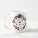 Moody Floral Watercolor Wreath Bridesmaid Kaffeetasse<br><div class="desc">Unsere elegante und launische Tasse in Aquarellfarben ist ein Geschenk für Ihre Brautjungfrau. Das Design zeigt unsere handgezeichnet Aquarellfloralen in einer schönen rustikalen und moody Farbpalette. Blütenpinken, majestätisch mit Akzenten von Olivengrün, tiefgrüne Purpur und lebhafte smaragdgrüne Grüntöne, um dieses wunderschöne, prächtige Blumenkranz-Design zu schaffen. Unsere launenhaften Florale bilden den Namen...</div>