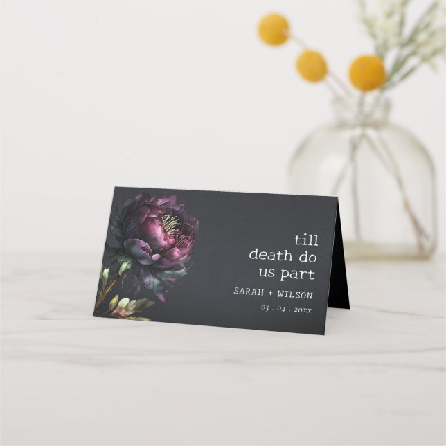 Moody Gothic Dark Lila Black Peony Wedding Platzkarte (Vorderseite)