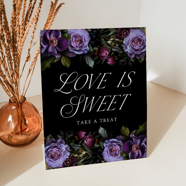 Moody Gothic Lila Floral Wedding Liebe ist süß Sockelschild (Von Creator hochgeladen)