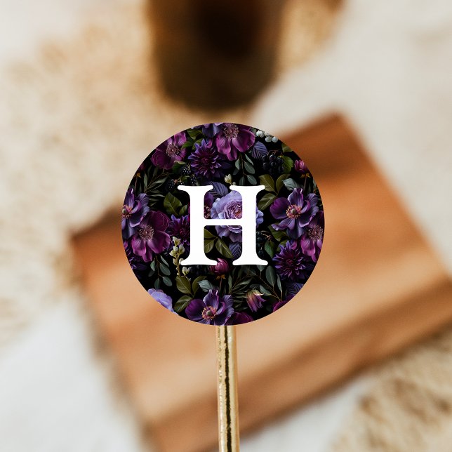 Moody Gothic Lila Floral Wedding Monogram Runder Aufkleber (Von Creator hochgeladen)