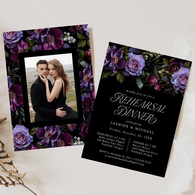 Moody Gothic Purple Floral Photo Rehearsal Dinner Einladung (Von Creator hochgeladen)