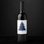 Moody Merry Christmas | Classy Dark Navy Blue Tree Weinetikett<br><div class="desc">Die Saison für Dekoration und Unterhaltung! Moderner, düsterer und launischer abstrakter Ferienbaum und handgeschriebener "Frohe Weihnachten" in einer reichen, luxuriösen Palette. Dieses elegante festliche Design zeichnet sich durch einen funkelnd Whirlpool mit einem frisch gestrichenen Spritzer aus, der mit Imitaten aus metallischem Glitzer verstärkt wird. Für andere Farben oder passende Produkte...</div>