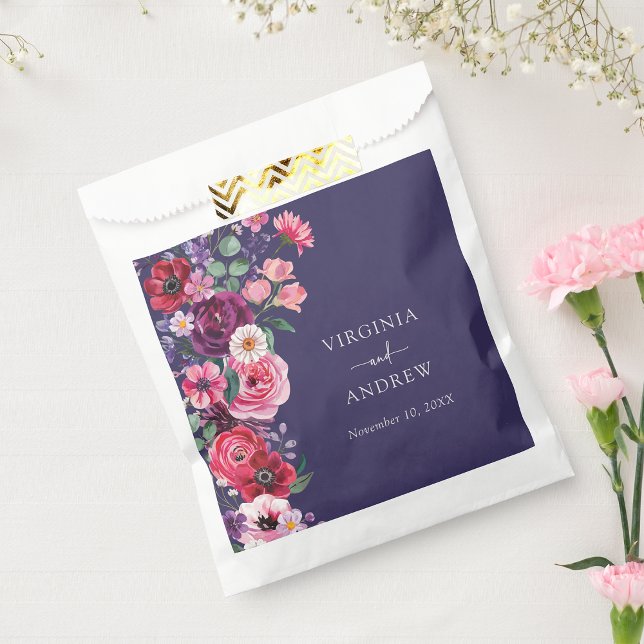 Moody Navy Blue Floral Wedding Geschenktütchen (Moody Navy Blue Floral Wedding Favor Bag by Painted Paperie
)