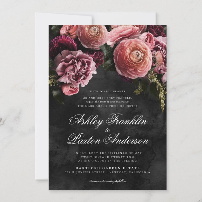Moody Romantic Pink Floral Bouquet auf schwarz Einladung (Vorderseite)