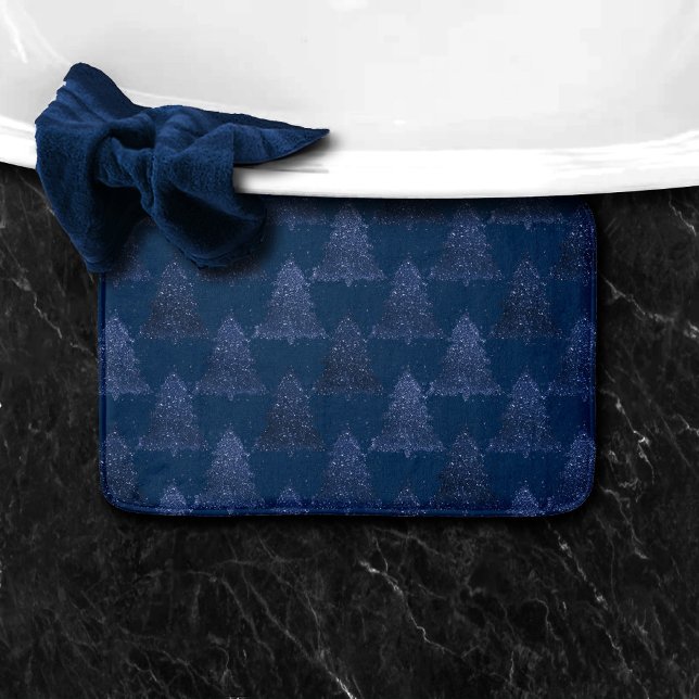 Moody Tree Pattern | Classy Navy Blue Christmas Badematte (Von Creator hochgeladen)