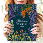 Moody Tropical Botanical Floral Individuelle Name Planer<br><div class="desc">Dieses wunderschöne Design besticht durch eine üppige botanische Anordnung von blühendem Blattwerk und floralen Farbtönen in lila, orangefarbenen, grünen und cremefarbenen Tönen, Set vor einem aquamarinen Hintergrund. Der personalisierte Name und das Jahr fügen eine raffinierte Touch hinzu, die sich perfekt für Studenten, Profis oder Naturliebhaber eignet. Ideal für die Organisation...</div>