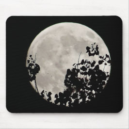 Moon hinter dunklen Blätter Mousepad
