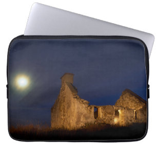 Moon Over Hütte Ruins   Landkreis Galway, Irland Laptopschutzhülle