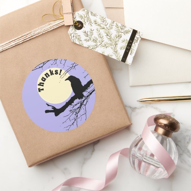 Moon Raven auf einem Zweig mit lila Hintergrund Runder Aufkleber (Schenken)