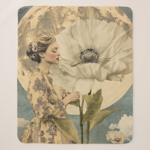 Moonlit Beauty - Frau mit weißer Blume und Mond Sherpadecke