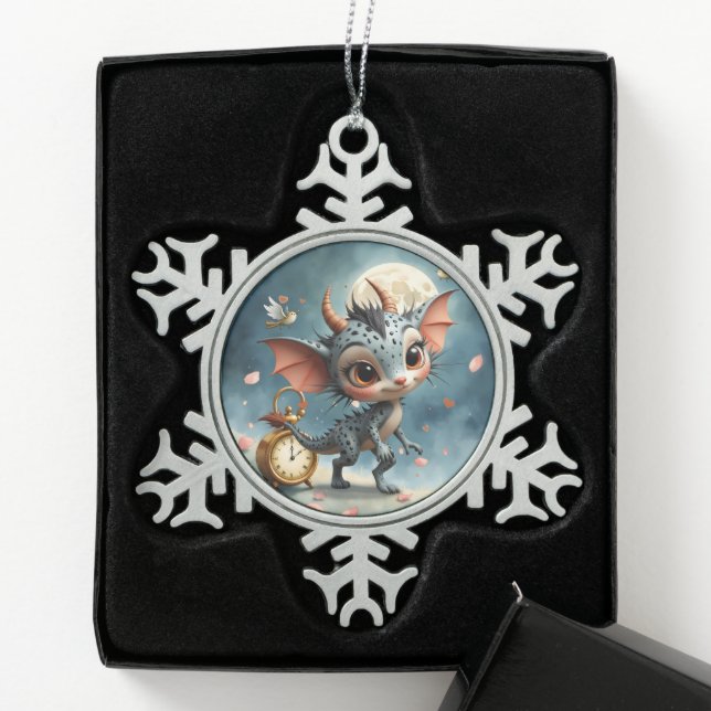 Moonlit Creature Caelum Tickwing  Schneeflocken Zinn-Ornament (Box)