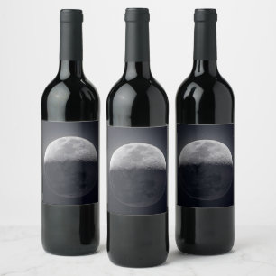Moonlit Elegante: Weinflasche mit Mondbild Weinetikett