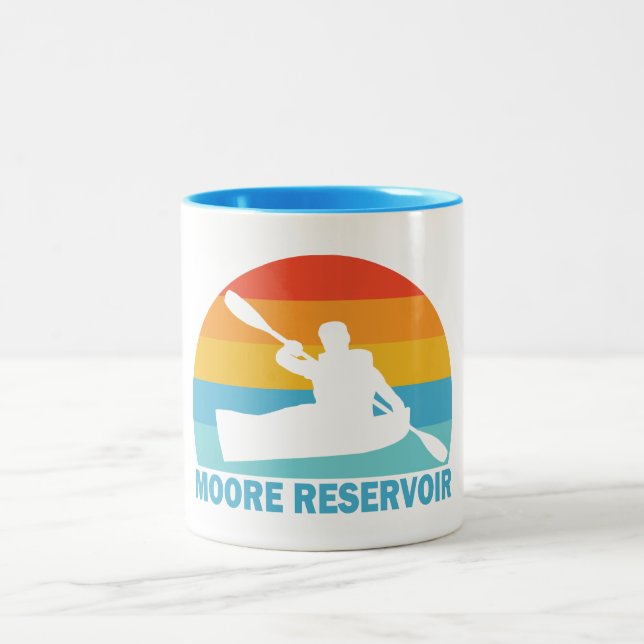 Moore Reservoir New Hampshire Kayak Zweifarbige Tasse (Mittel)