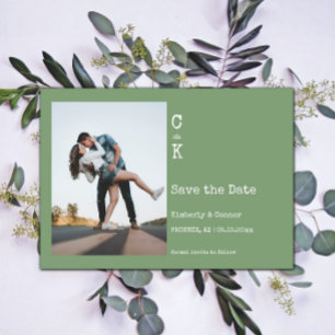 Moosgrün minimalistisches Monogrammfoto Save The Date