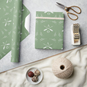 Moosgrünes Monogramm und Pfeile Geschenkpapier